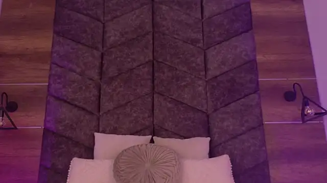 TiffValentinee  online show from 4, 10, 2025