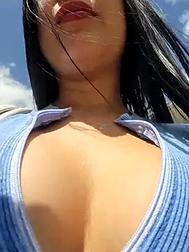 Snapshot of CrisMarulanda chatting on 8, 9, 2025 CrisMarulanda online show from 8, 9, 2025