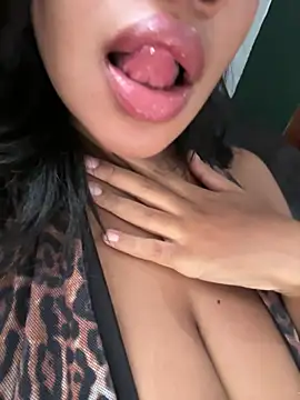 hillarymoreninha online show from 19, 4, 2026