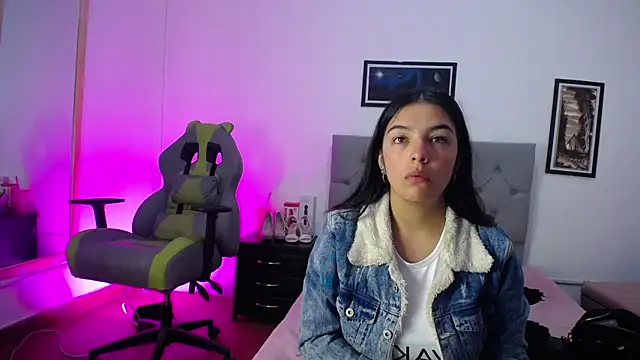 Esmeraldaa- online show from 22, 10, 2025