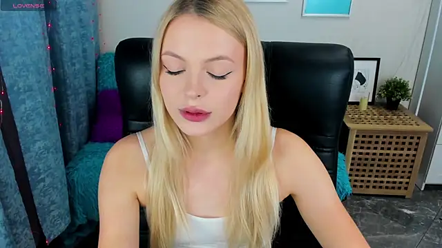 Snapshot of KatherineePierce chatting on 3, 10, 2025 KatherineePierce online show from 3, 10, 2025