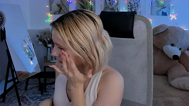 AuroraWrenfield online show from 6, 2, 2026