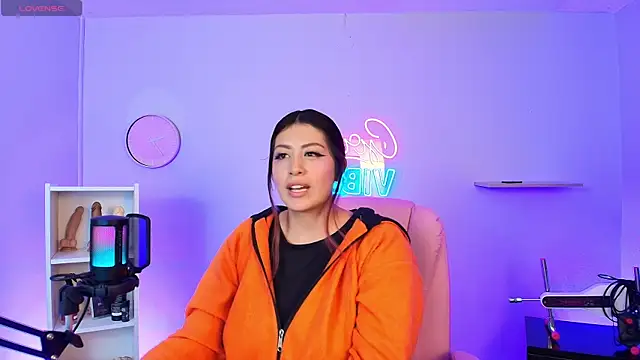 Snapshot of Aphriil__ chatting on 11, 10, 2025 Aphriil online show from 11, 10, 2025