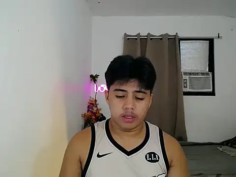 Snapshot of Hugecock2hundle_intown chatting on 15, 11, 2025 Hugecock2hundle intown online show from 15, 11, 2025