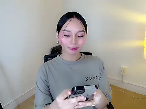 holly tabby online show from 8, 1, 2026