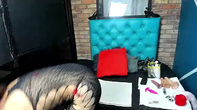 Mia Holly   online show from 24, 9, 2025