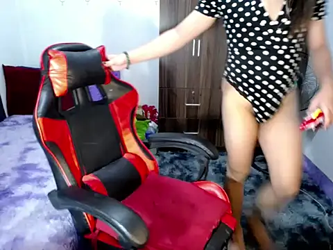 Urassiansweetcummer online show from 5, 11, 2025