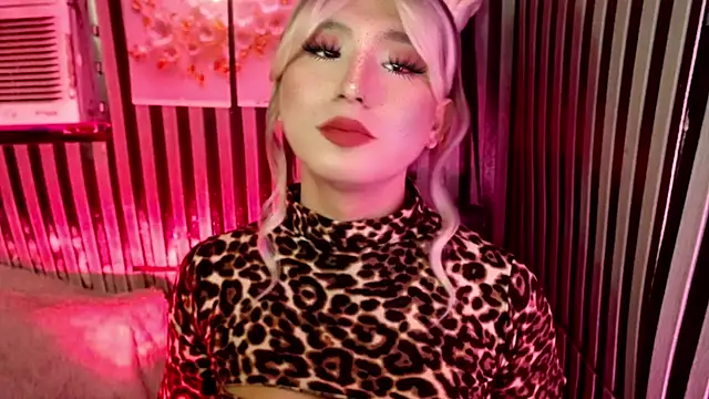 UrhotlucyTS online show from 5, 5, 2026