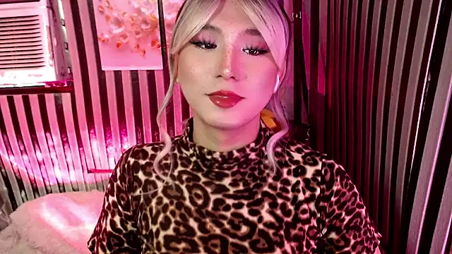 UrhotlucyTS online show from 15, 5, 2026