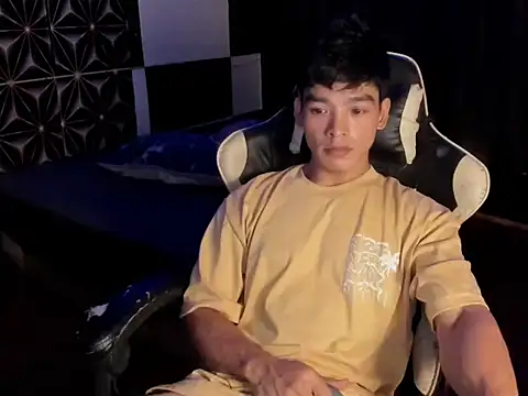 Snapshot of AsianHotBODYY chatting on 5, 11, 2025 AsianHotBODYY online show from 5, 11, 2025