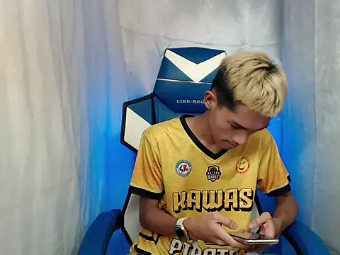 Snapshot of riks_tyler chatting on 19, 12, 2025 riks tyler online show from 19, 12, 2025