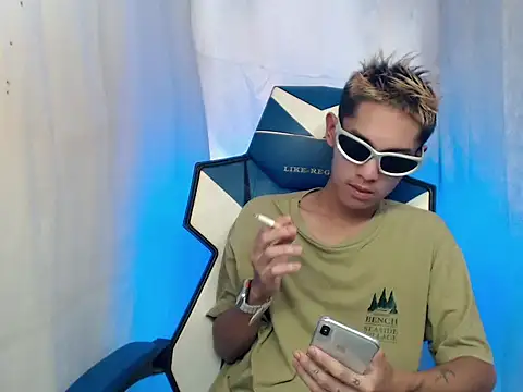 Snapshot of riks_tyler chatting on 20, 12, 2025 riks tyler online show from 20, 12, 2025