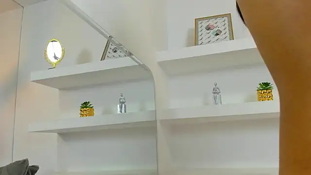 IsabellaMonet online show from 3, 10, 2025