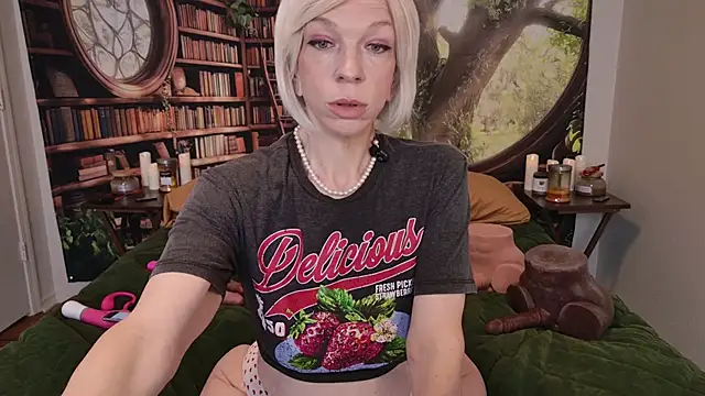 Snapshot of HaileeAtHome chatting on 25, 6, 2026 HaileeAtHome online show from 25, 6, 2026