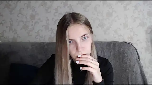 Snapshot of HitGyrl chatting on 7, 10, 2025 HitGyrl online show from 7, 10, 2025