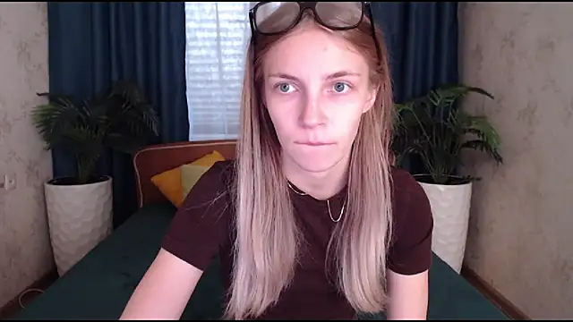 Snapshot of HitGyrl chatting on 9, 10, 2025 HitGyrl online show from 9, 10, 2025