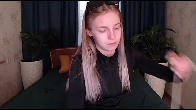 Snapshot of HitGyrl chatting on 22, 10, 2025 HitGyrl online show from 22, 10, 2025