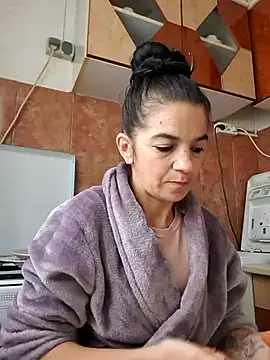 Snapshot of alinaalinutzq chatting on 18, 10, 2025 alinaalinutzq online show from 18, 10, 2025