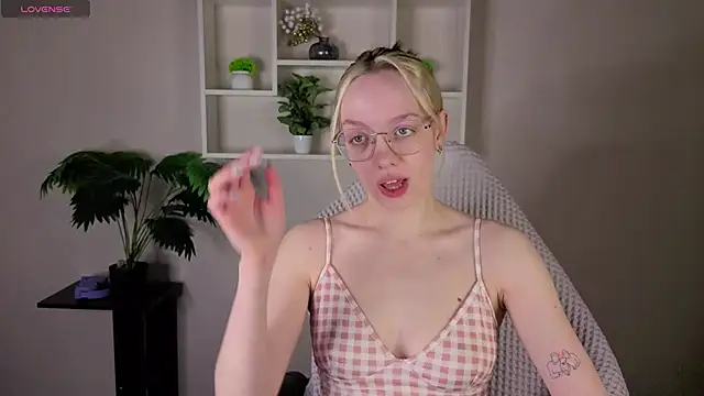Snapshot of R0cket_bunny chatting on 1, 5, 2026 R0cket bunny online show from 1, 5, 2026