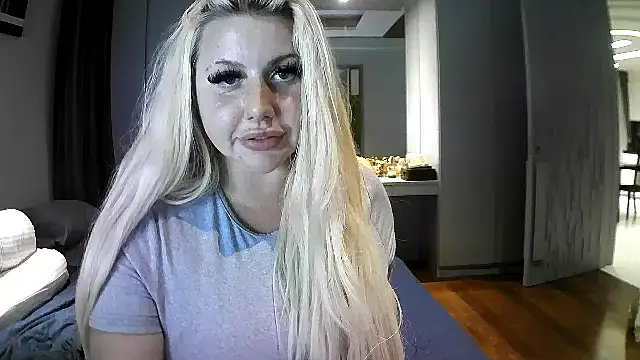 Snapshot of TiaDoll chatting on 4, 10, 2025 TiaDoll online show from 4, 10, 2025