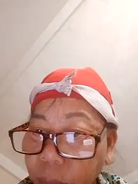 Snapshot of VangLe73 chatting on 8, 10, 2025 VangLe73 online show from 8, 10, 2025