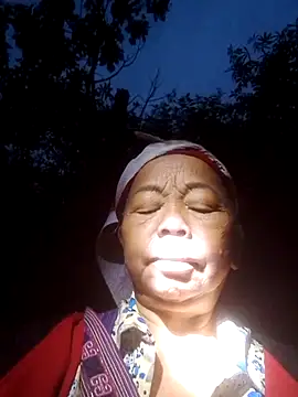 Snapshot of VangLe73 chatting on 13, 10, 2025 VangLe73 online show from 13, 10, 2025