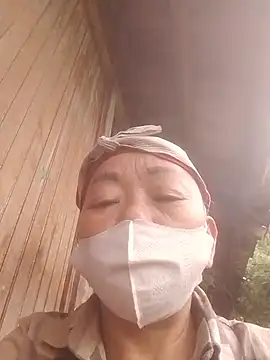 Snapshot of VangLe73 chatting on 31, 10, 2025 VangLe73 online show from 31, 10, 2025