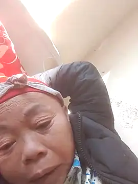 Snapshot of VangLe73 chatting on 15, 12, 2025 VangLe73 online show from 15, 12, 2025