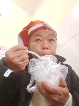 Snapshot of VangLe73 chatting on 21, 12, 2025 VangLe73 online show from 21, 12, 2025