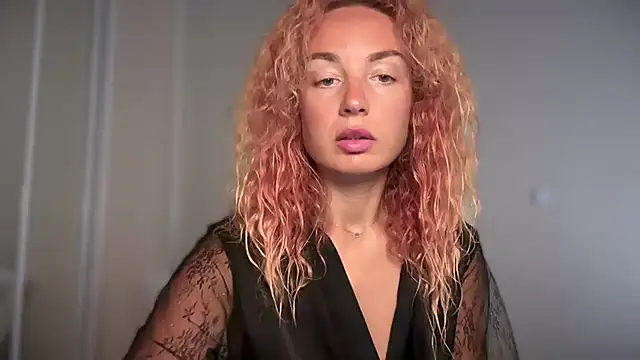 Reddgiirl online show from 15, 7, 2026