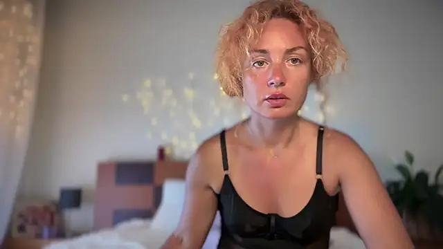 Reddgiirl online show from 21, 7, 2026