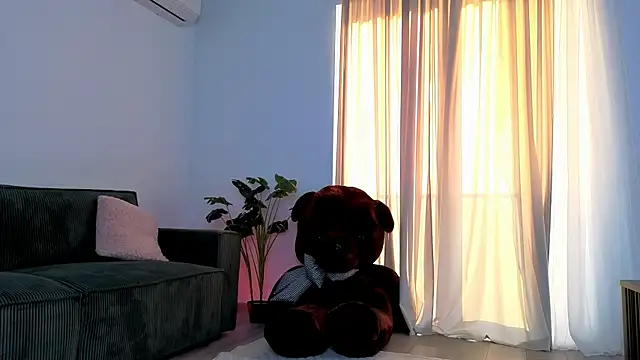 EmaHallee online show from 17, 6, 2026