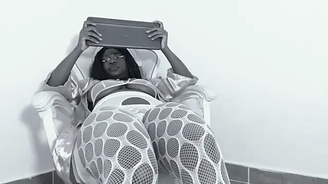 Snapshot of hoot_emily chatting on 12, 9, 2025 hoot emily online show from 12, 9, 2025