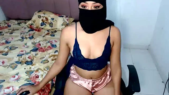 Snapshot of Layla_Noor chatting on 2, 7, 2026 Layla Noor online show from 2, 7, 2026