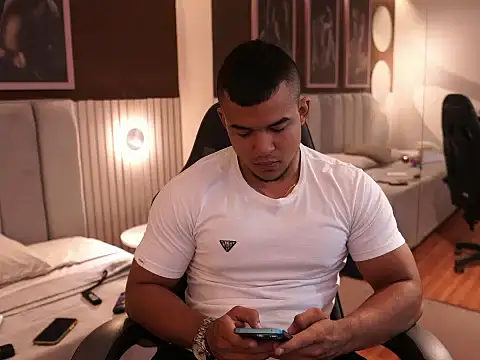 Snapshot of Thiago_Valente chatting on 25, 9, 2025 Thiago Valente online show from 25, 9, 2025