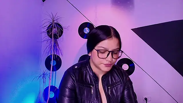 Lilith and Khloe online show from 19, 3, 2026