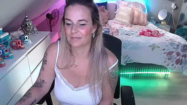 Mrs-Aurora online show from 6, 5, 2026