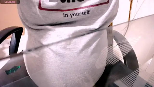 Snapshot of charlothee12 chatting on 21, 12, 2025 charlothee12 online show from 21, 12, 2025