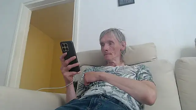 Snapshot of k74robert chatting on 4, 11, 2025 k74robert online show from 4, 11, 2025