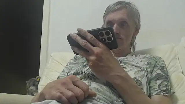 Snapshot of k74robert chatting on 7, 11, 2025 k74robert online show from 7, 11, 2025