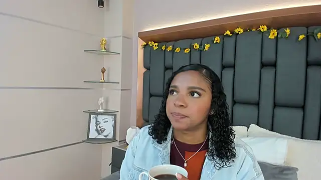 LisaMendez online show from 23, 11, 2025