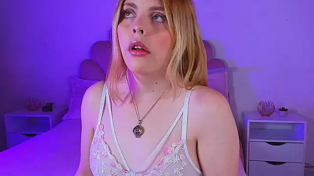 MiaColucci18 online show from 24, 6, 2026