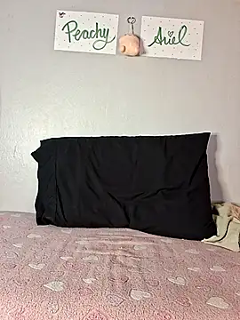 PeachyAriel online show from 17, 4, 2026