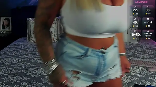 Snapshot of Sierra_Quinn chatting on 22, 6, 2026 Sierra Quinn online show from 22, 6, 2026