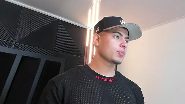 Snapshot of marco_garciia_ chatting on 2, 10, 2025 marco garciia  online show from 2, 10, 2025