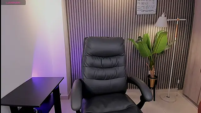 Snapshot of Missnaomi_ chatting on 28, 9, 2025 Missnaomi  online show from 28, 9, 2025