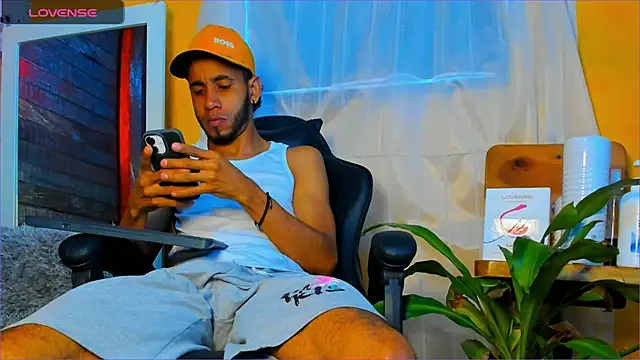 Snapshot of Alex_bigcock11_ chatting on 21, 10, 2025 Alex bigcock11 online show from 21, 10, 2025