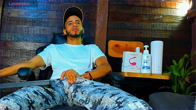 Snapshot of Alex_bigcock11_ chatting on 29, 10, 2025 Alex bigcock11 online show from 29, 10, 2025