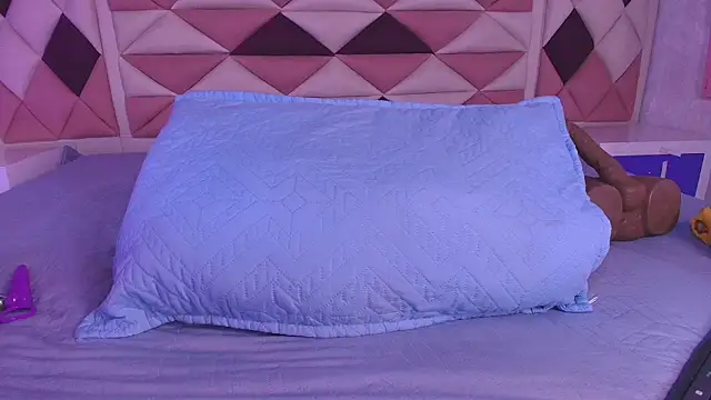 Snapshot of valecastro_ chatting on 8, 9, 2025 valecastro  online show from 8, 9, 2025