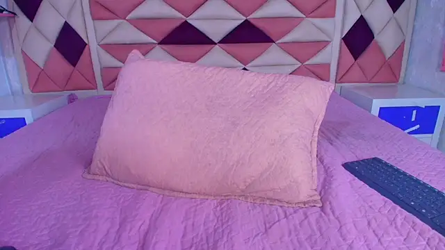 Snapshot of valecastro_ chatting on 13, 9, 2025 valecastro  online show from 13, 9, 2025